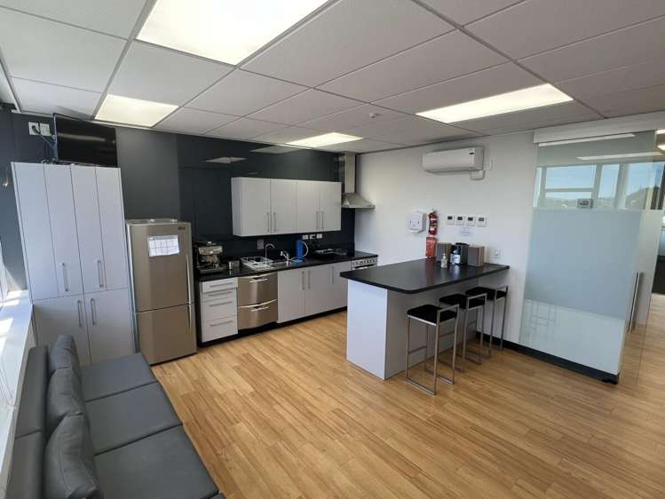 210 Main Road Tawa_16