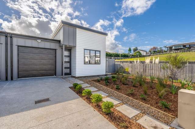 Brand new modern living near Pine Harbour