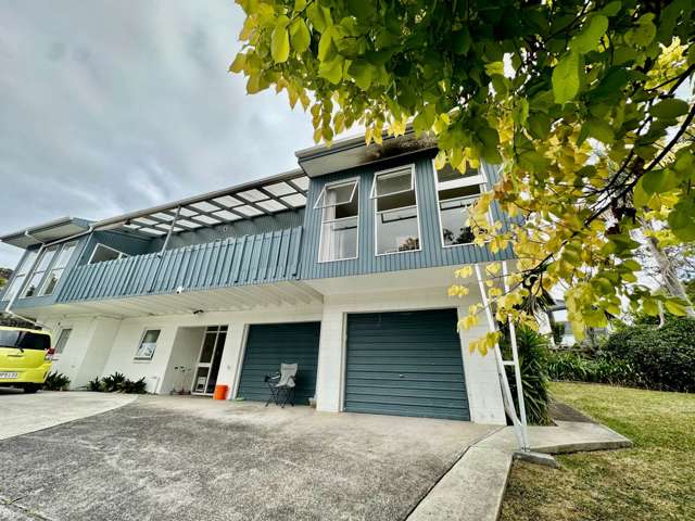 Spacious Family Home with Pool in Browns Bay