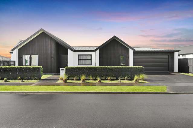 Immaculate Chartwell Home – Solid Brick Build!