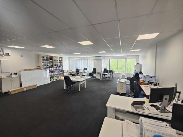 Very tidy, open plan office