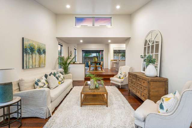 Private modern home, prime Mangere Bridge location