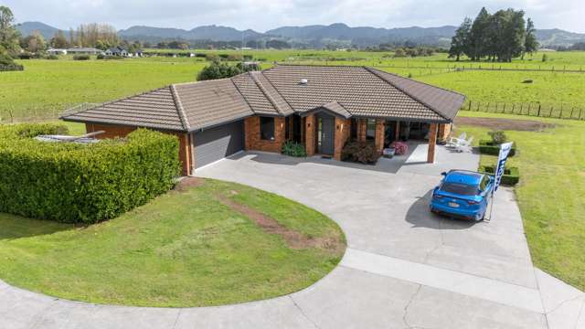 Family Living & Large Shed With Rural Views!