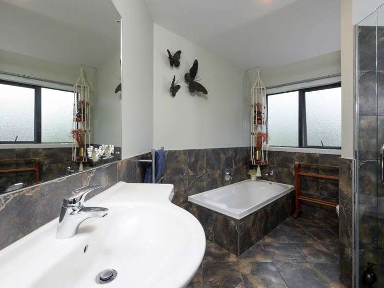 215 Judge Richardson Drive Opaheke_12