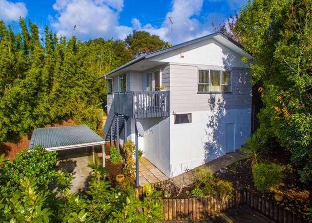 Tranquil 2BR Home w/ Deck, Balcony & Garden-Oratia