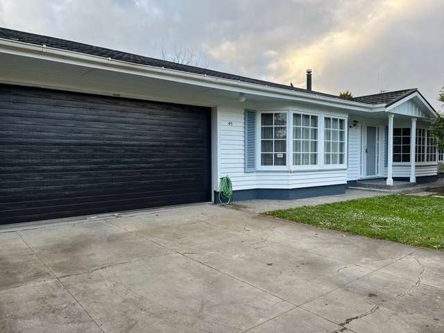 PRIVATE & PRETTY  Location! Location!