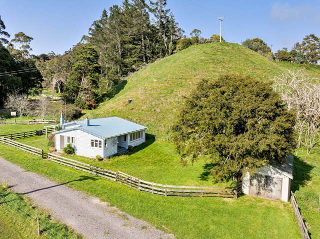 1.5 ha Character Lifestyle Block With Cottage