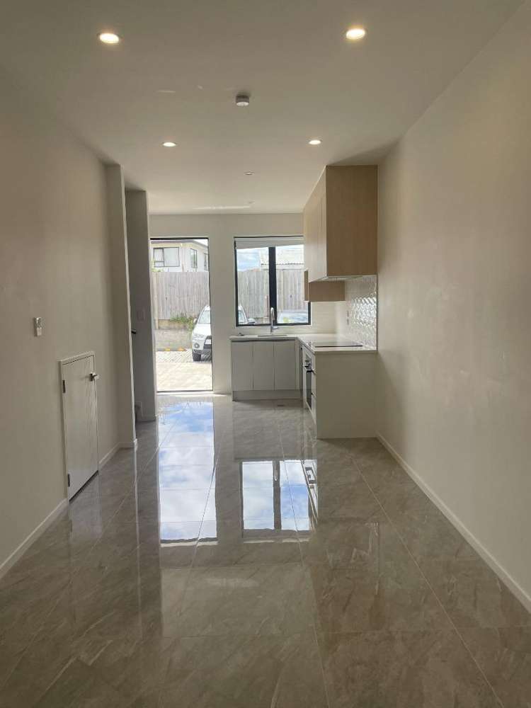 7/1 Sylvan Crescent Te Atatu South_1