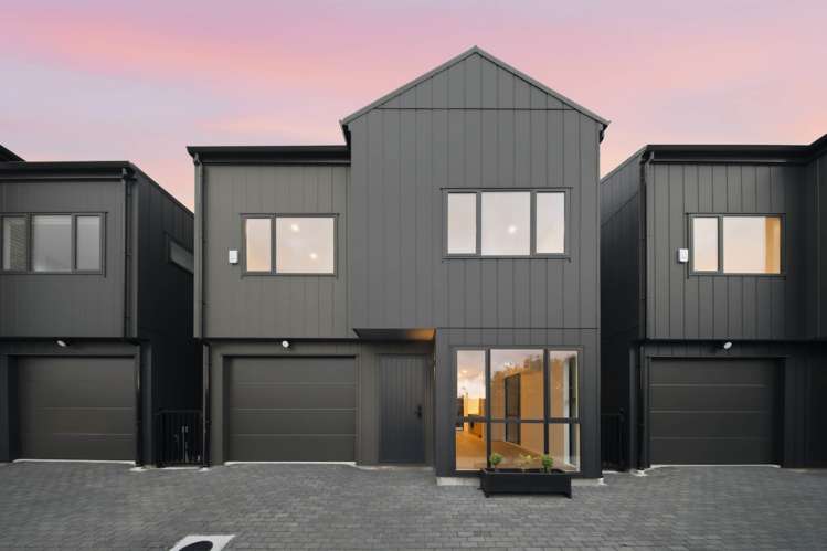 3B & 3C Towra Place Botany Downs_5
