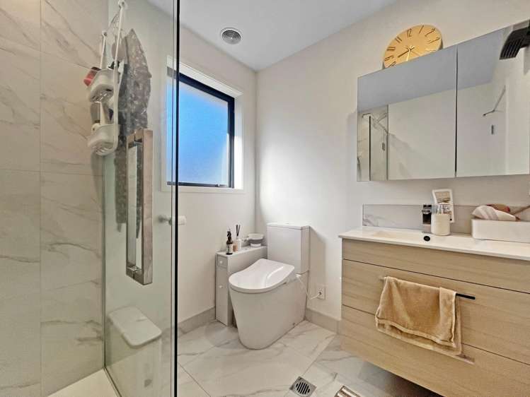  2/12 Biddle Crescent Taitā_8