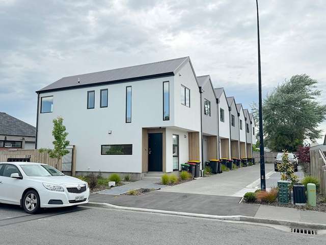 Two brand new modern townhouses