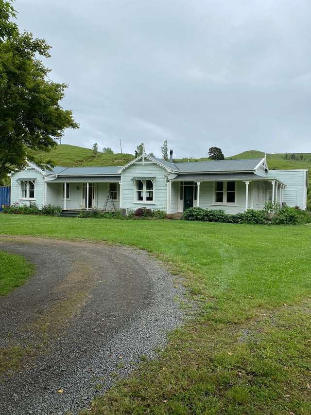 5 bedroom house in rural setting, move in ready