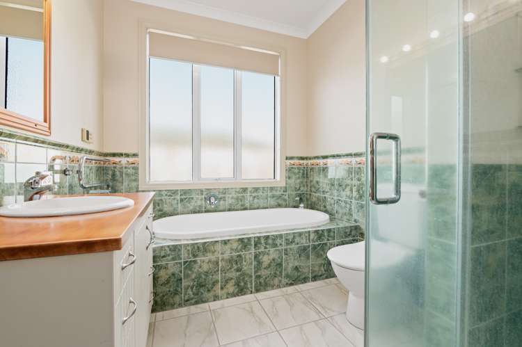 16 Thistlewood Avenue Hamilton East_21