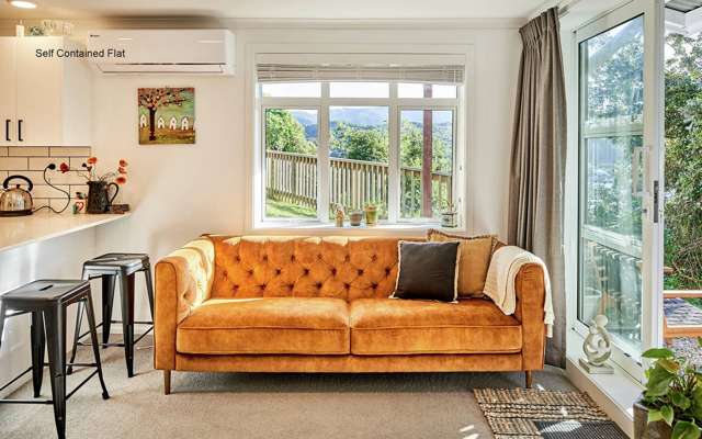 Charming Sunny Unit in Island Bay