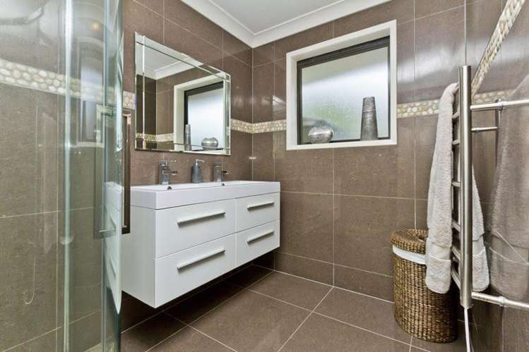 16 Baulcomb Parade Windsor Park_5