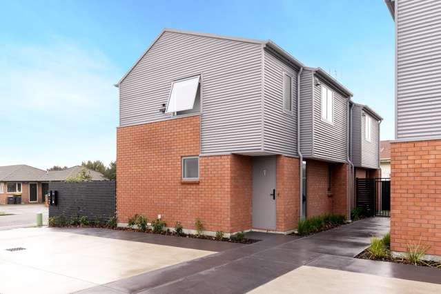 Investor Alert: Tenanted Townhouse, Fixed Lease!