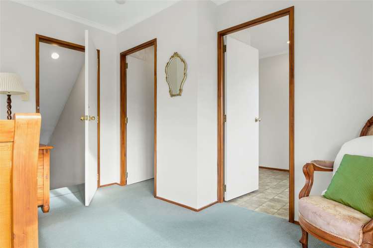 8 Surrey Lane Glenview_17