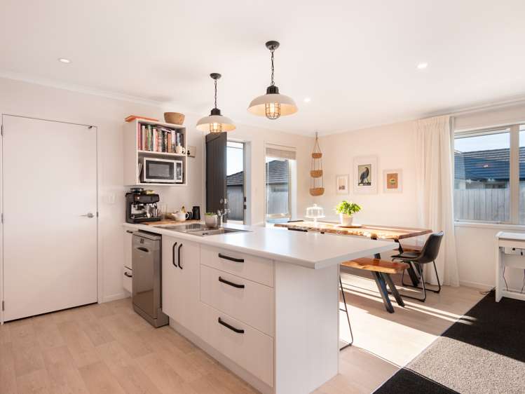 24 Benmore Crescent Pyes Pa_9