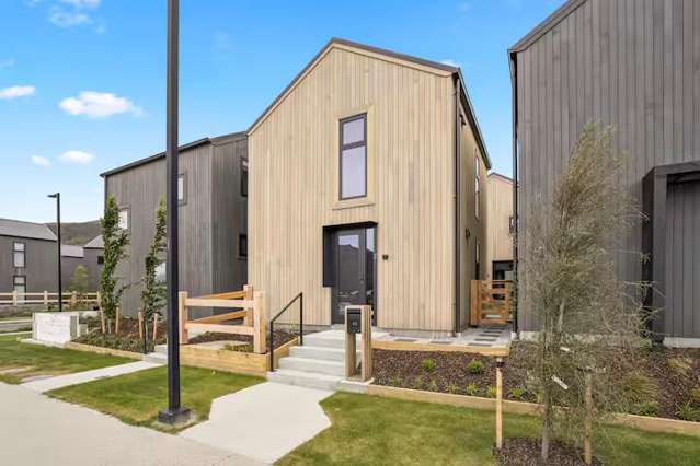 Turnkey Airbnb Investment w/ Car Park, Five Mile
