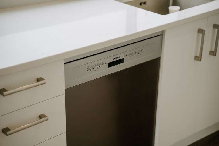 3A Hillview Crescent Paparangi_4