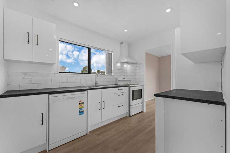 2/81 Harmel Road Glendene_5