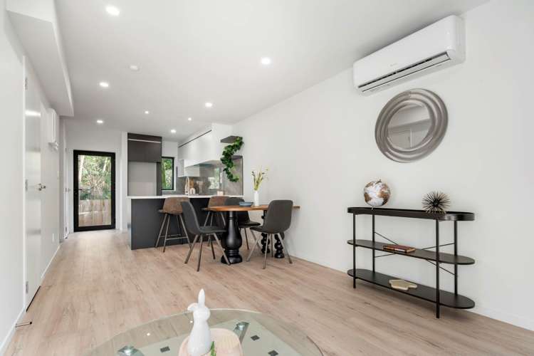 4, 6, 7/16 Reynella Drive Massey_10