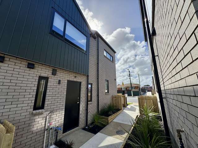 2 Bedroom, 2 Bathroom in Manurewa