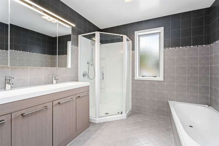 14 Dundas Road Riverside_15