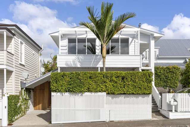 Sophisticated Living with Sea Views
