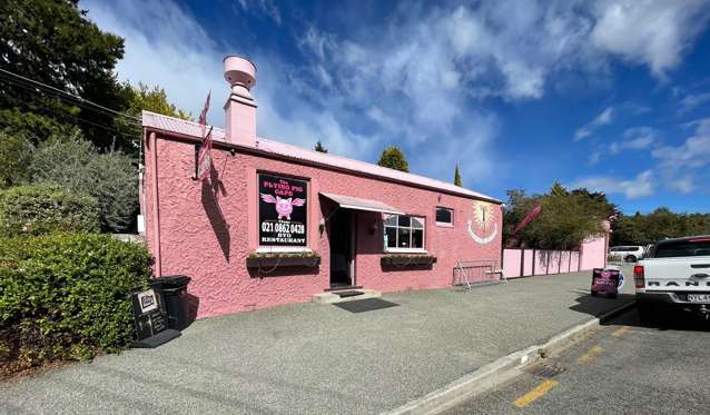 Home & Café on Cycle Trail