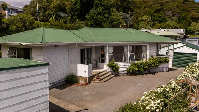 Spacious Family Living in the Heart of Akaroa