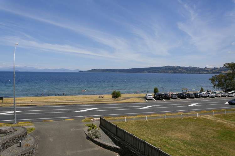 2/144 Lake Terrace Taupo_15