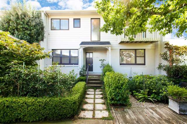 Fantastic Bays townhouse.