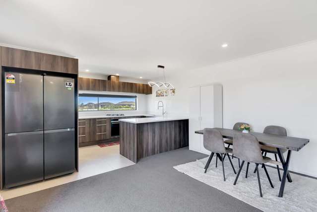 4 Bedroom Home - Opp Park - Stylish Family Living