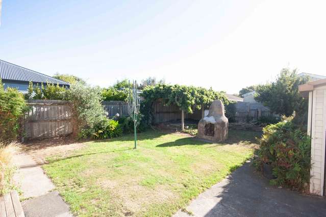 Large, sunny 3 bedroom family home on quiet street