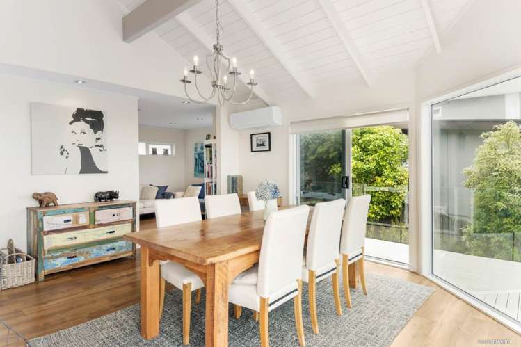 2/1 Eastcliffe Road Castor Bay_6