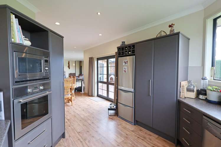 203 Pomona Road East_3