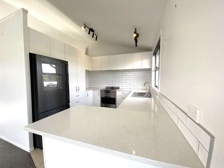 2A Lipscombe Crescent 10484_1