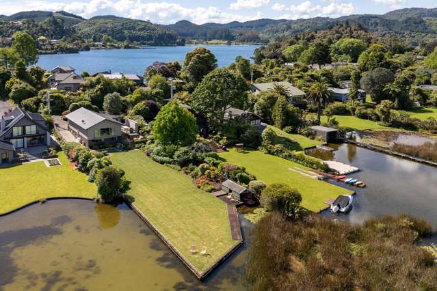 Exception Waterfront Retreat on Acacia Peninsula