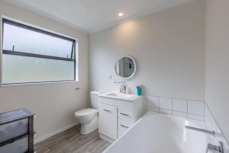 87 River Road Otane_16