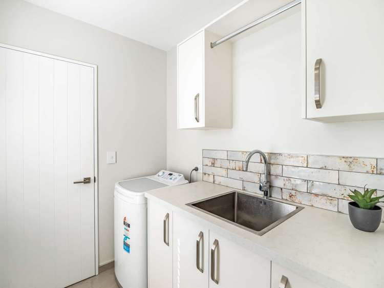 72 Sunline Avenue Lincoln_22