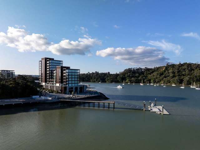 Willis Bond - Spectacular Waterfront Living