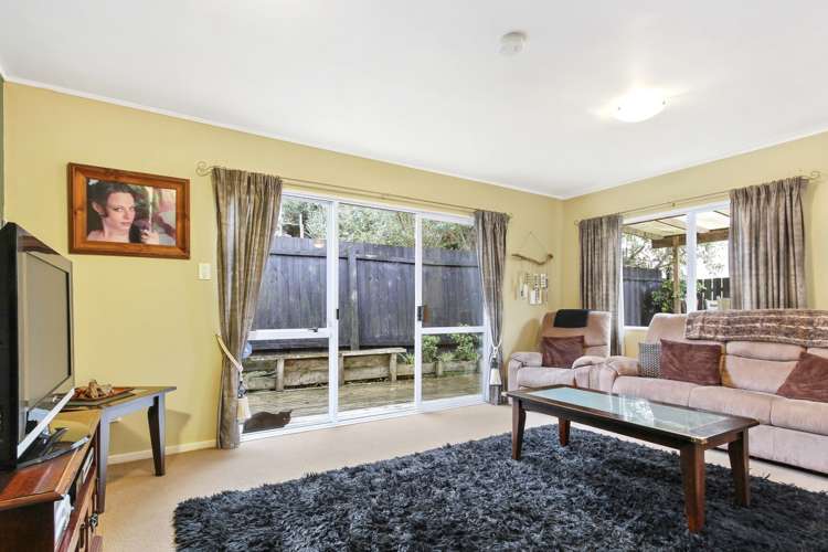 2/33 Pisces Road Glen Eden_14