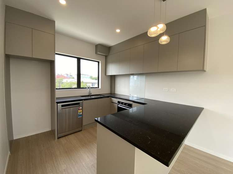 1/4052 Great North Road Glen Eden_1