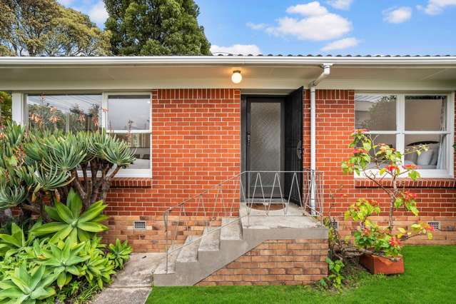 ANOTHER GREENLANE HOME SOLD BY DEAN TUFFLEY