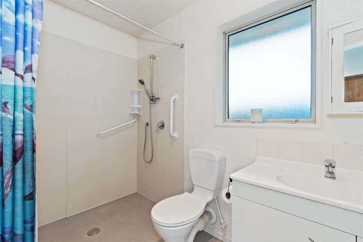 6 Woodham Courts Linwood_10