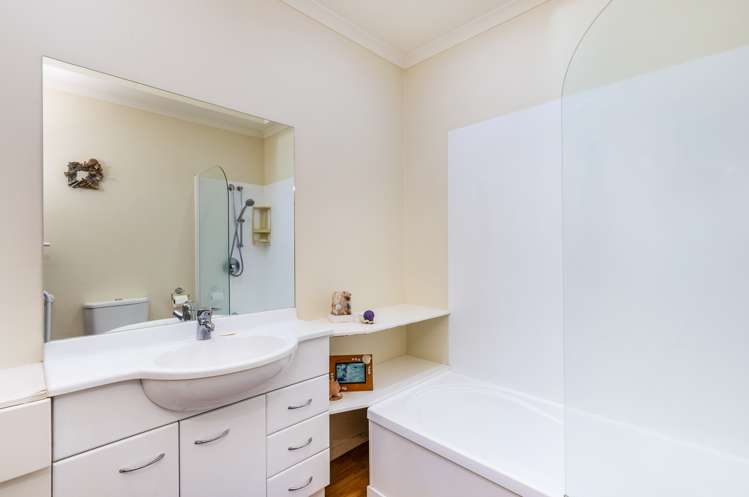 22 Lakeridge Close Rangatira Park_13