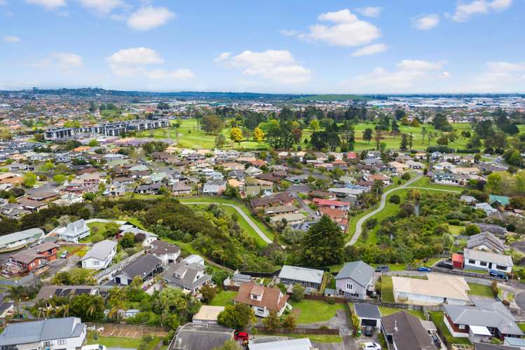 9 Gosford Drive Botany Downs_24