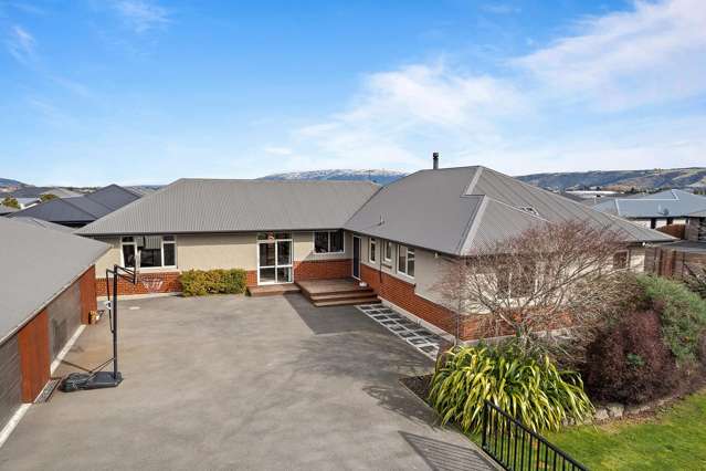 Comfortable Family Living with Huge Garaging