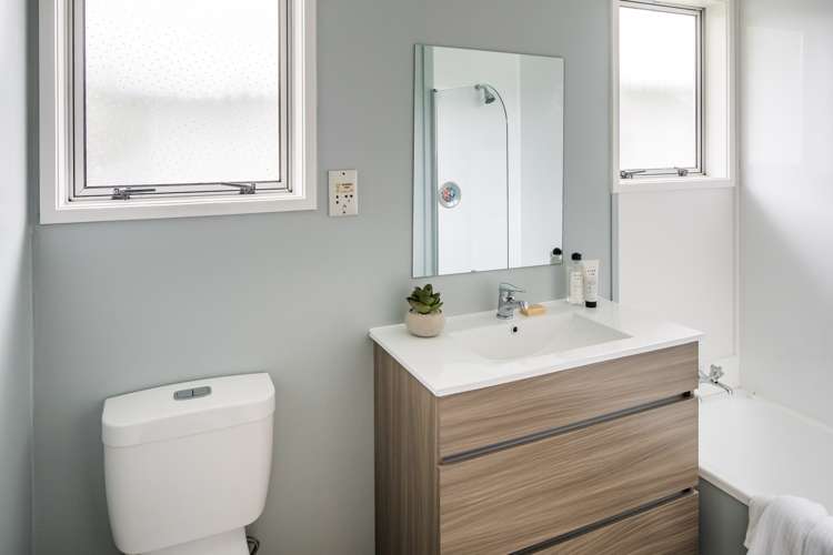 22 Helvetia Grove Naenae_16